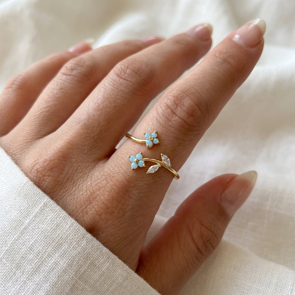 Bague réglable plaqué or avec fleurs bleu clair et feuilles serties de zircons