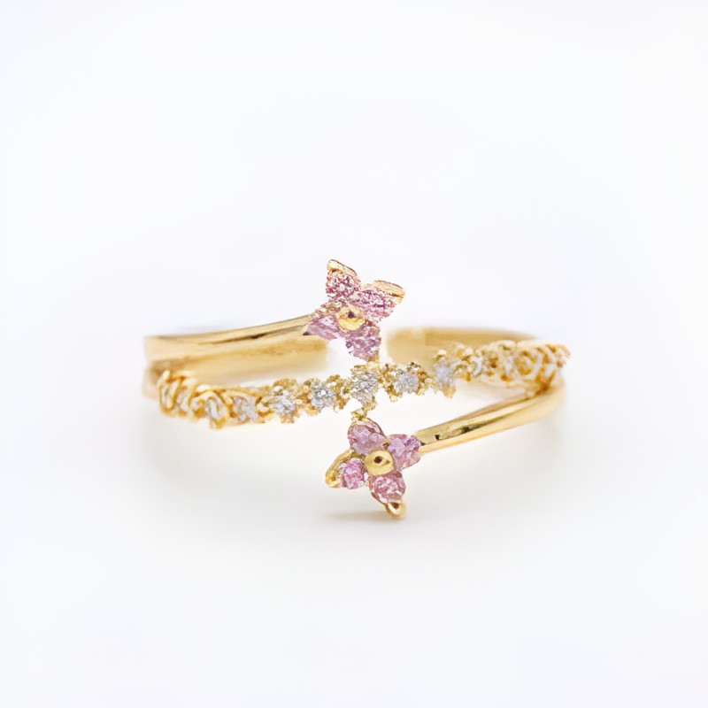 Bague réglable dorée avec fleurs roses et zirconiums, détails scintillants sur la monture