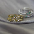 Bague ajustable double rang en acier doré, motifs papillons et fleurs, strass multicolores.