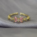 Bague ajustable papillon rose, cabochons roses et zirconiums, monture dorée