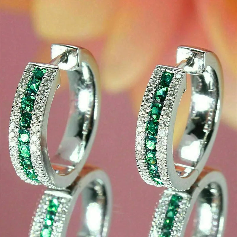 Boucles créoles argentées, rangée de pierres vert émeraude et pavage brillant