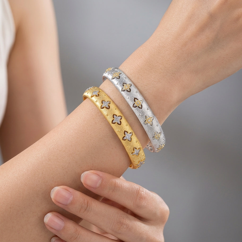 Bracelet jonc Jewelry by Kitana en argent 925 doré avec texture brossée et motifs floraux argentés ajourés