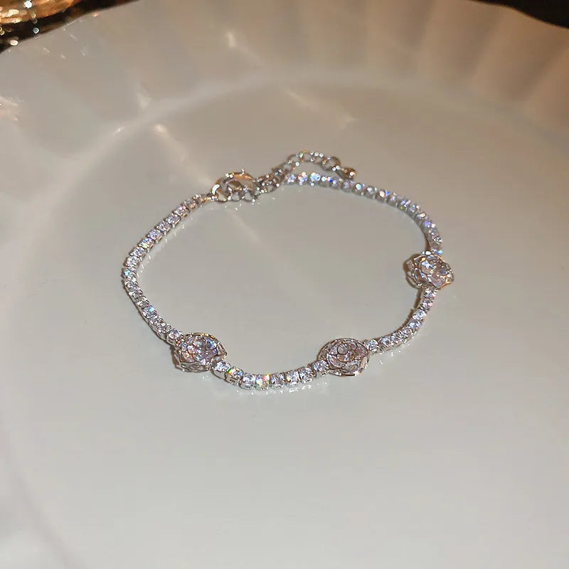 Bracelet rivière argenté à strass et zircons, motif floral en bordure