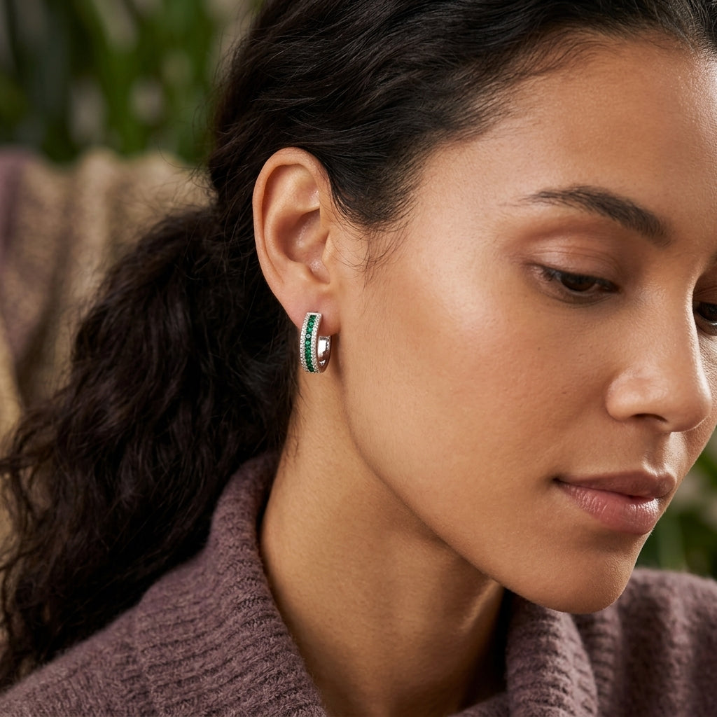 Créoles vert émeraude sur oreilles, anneau argenté pavé de pierres brillantes