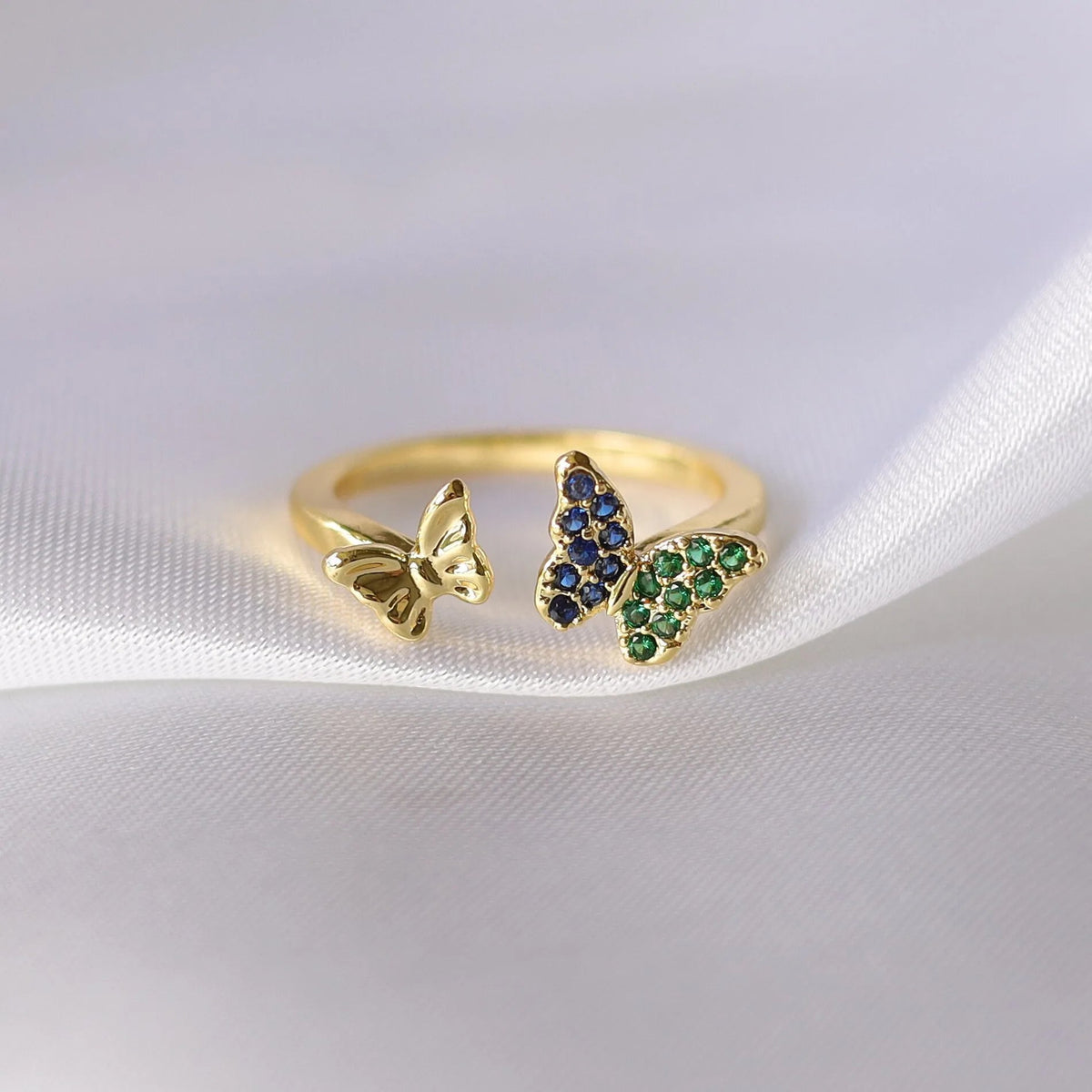 Anneau fin plaqué or 18K avec double papillon serti de zircons bleu et vert