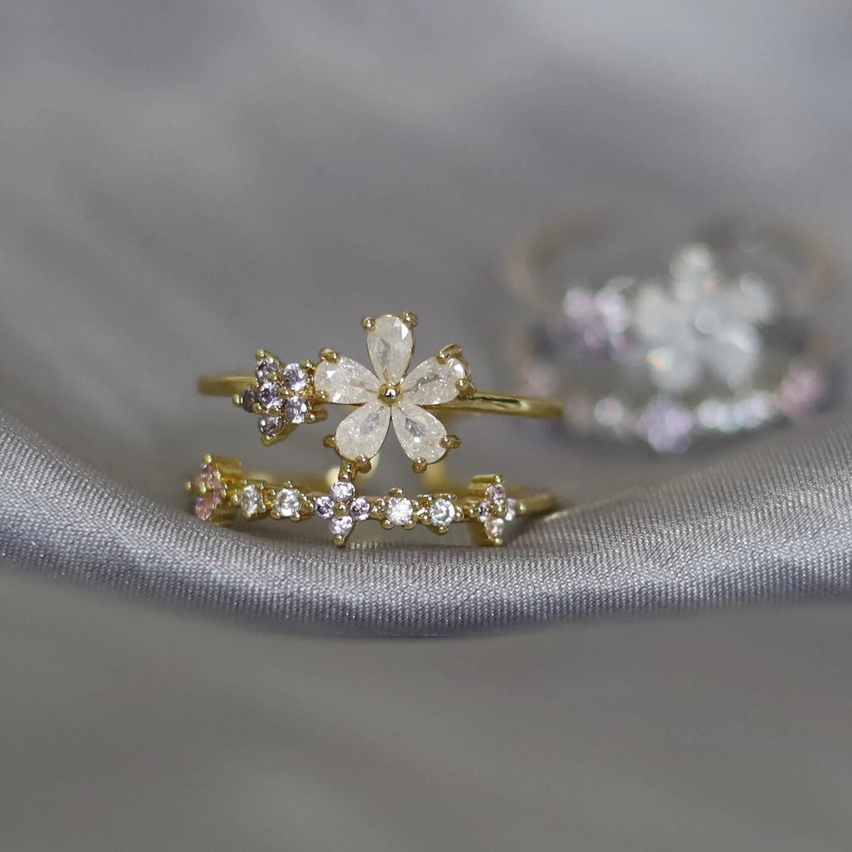 Bague double rang plaqué or avec fleurs et zircons clairs, anneau ajustable
