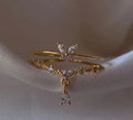 Bague dorée double rang, motif papillon scintillant et pampille goutte de zircons blancs