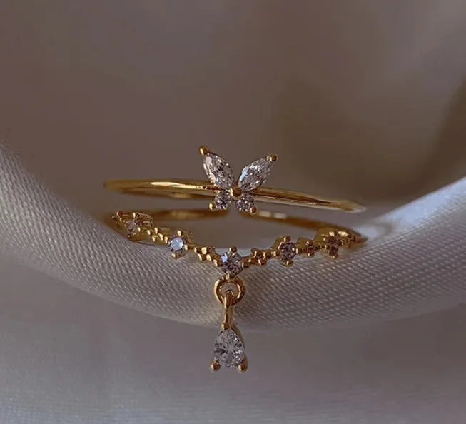Bague dorée double rang, motif papillon scintillant et pampille goutte de zircons blancs