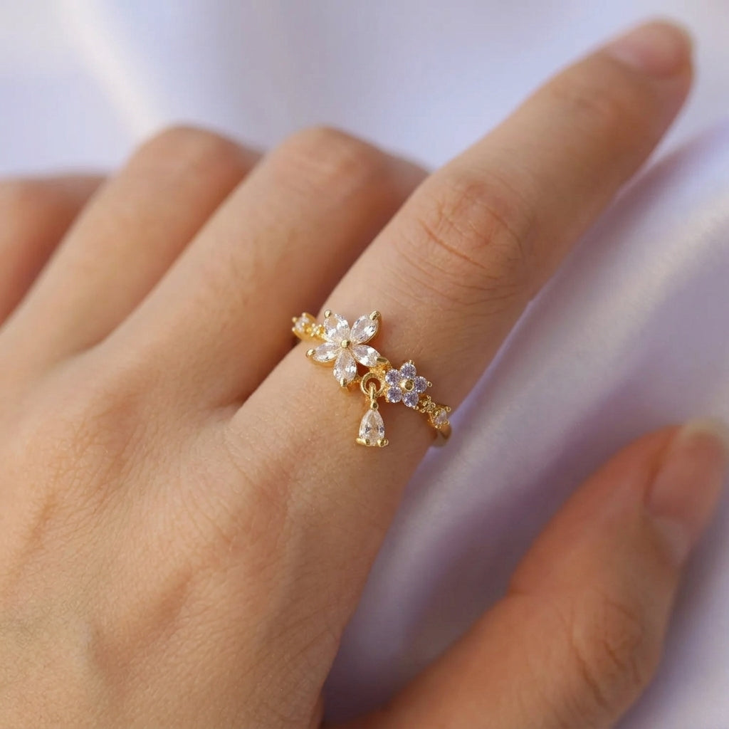 Bague fleur dorée en acier inox, zircons brillants et pampille pendante