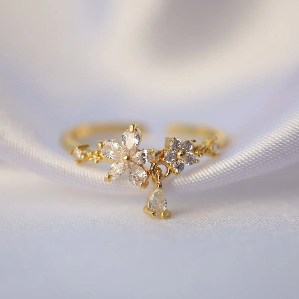 Bague fleur dorée en acier inox, zircons brillants et pampille, ajustable