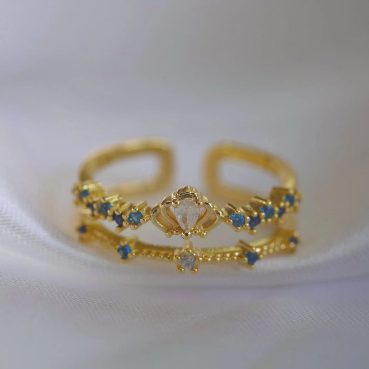 Bague dorée plaqué or double rang, saphirs bleus et pierre centrale claire, ajustable