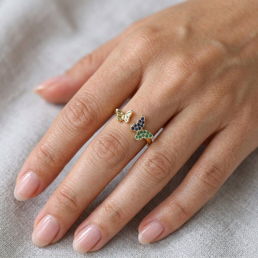 Bague ajustable plaquée or portée à la main, double papillon zircons bleu marine et vert émeraude_ Jewelry by kitana
