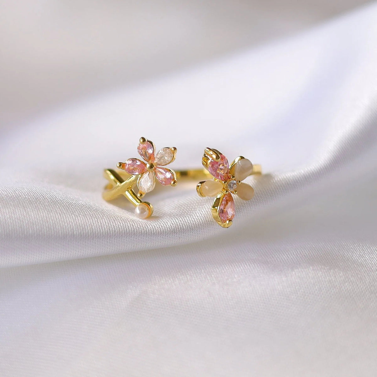 Bague ajustable plaquée or 18k à fleurs roses et perles blanches en zircons