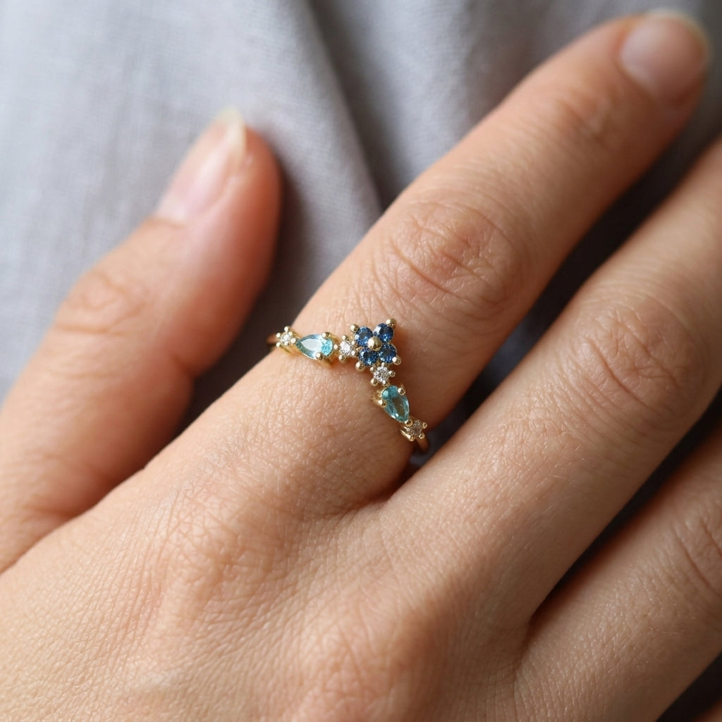 Bague couronne V-shape ajustable plaquée or 18K, zircons bleu saphir et aigue-marine, acier inoxydable — Jewelry by Kitana