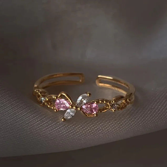 Bague dorée ciselée avec deux zircons roses en poire et éclats transparents, anneau ajustable