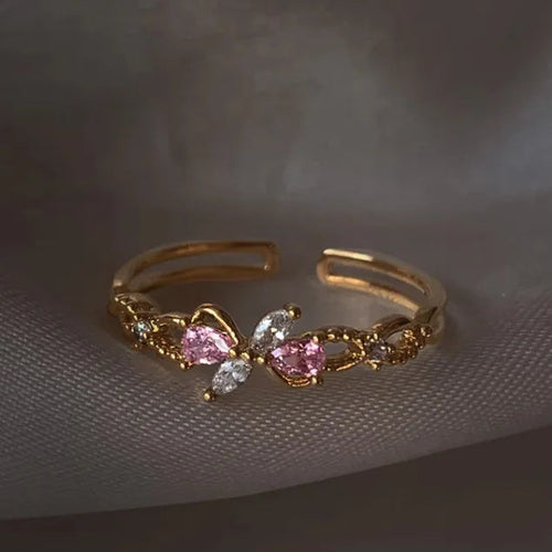 Bague dorée ciselée avec deux zircons roses en poire et éclats transparents, anneau ajustable