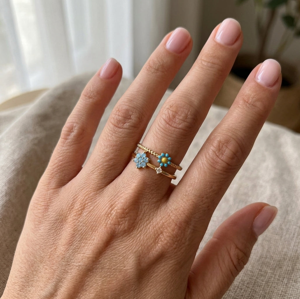 Bague ajustable plaquée or portée à la main, double rang fleurs bleu ciel et turquoise émail, zircon transparent — Jewelry by Kitana
