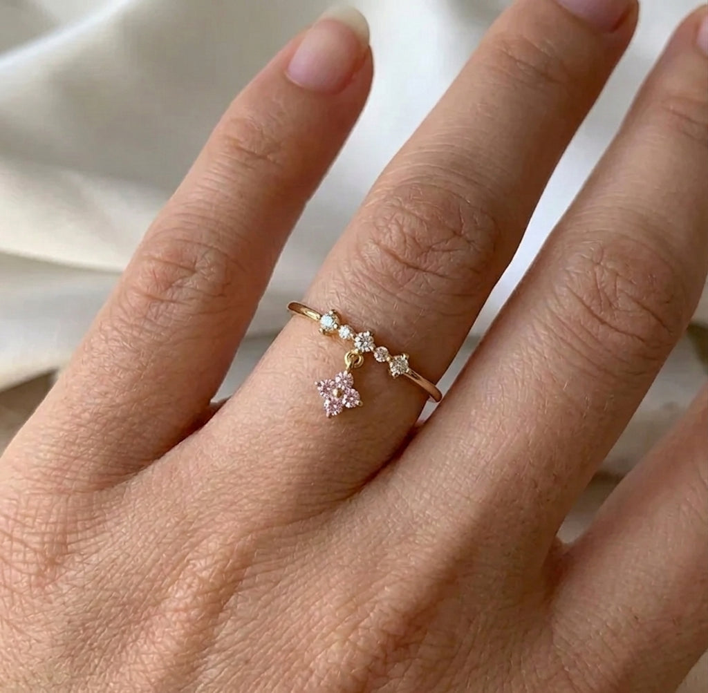 Bague fine ajustable plaquée or 18K portée à la main, breloque fleur rose pendante et zircons blancs scintillants, style bohème délicat — Jewelry by Kitana
