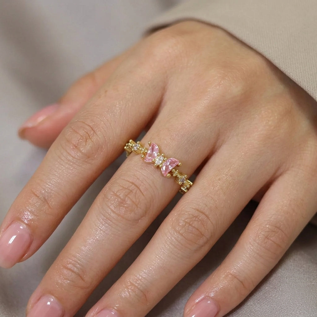 Bague ajustable plaquée or portée à la main, papillon zircons rose poudré et anneau perlé strass transparents — Jewelry by Kitana