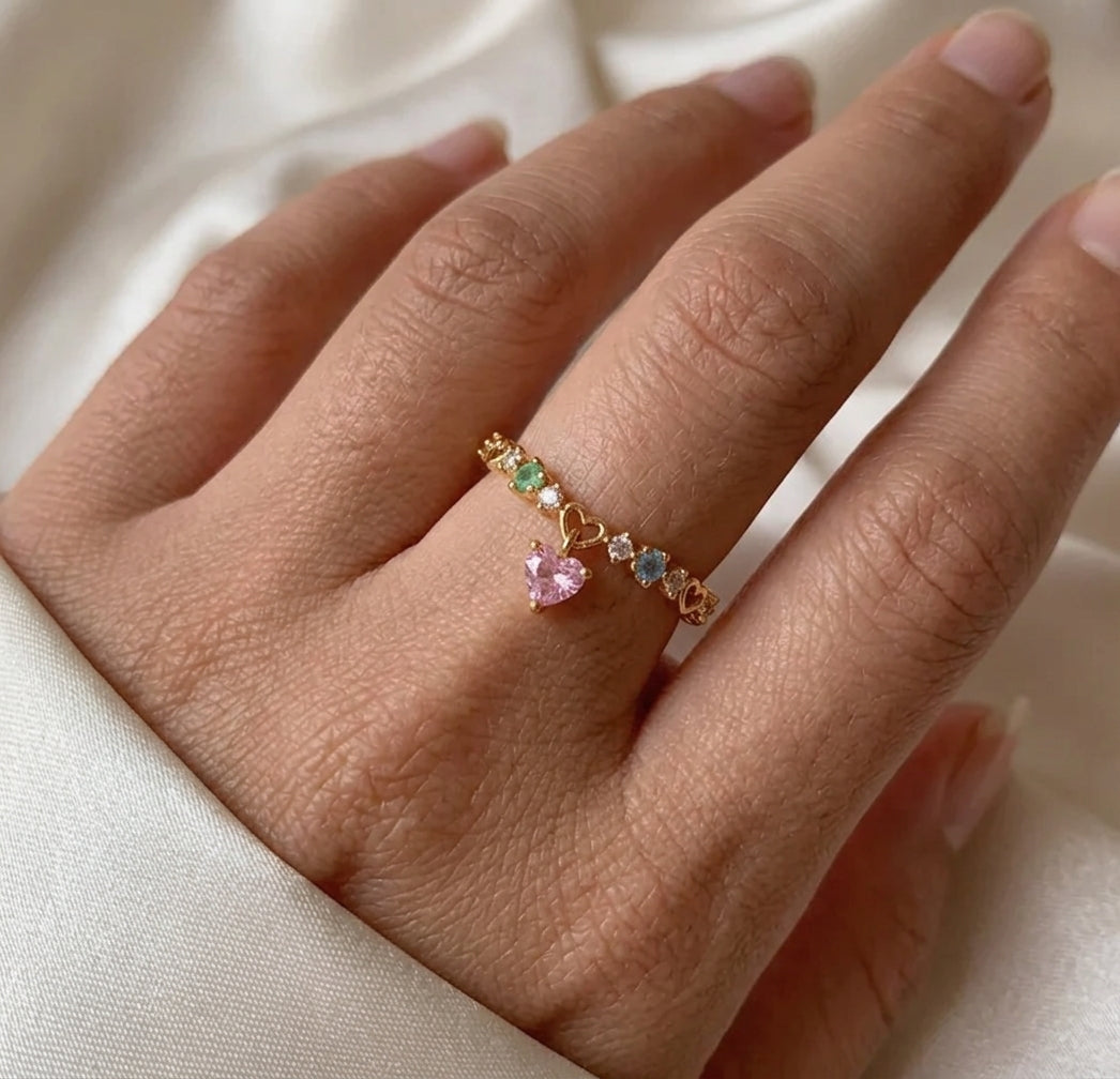 Bague ajustable plaquée or 18K portée à la main, pampille cœur rose pendante et zircons multicolores — Jewelry by Kitana