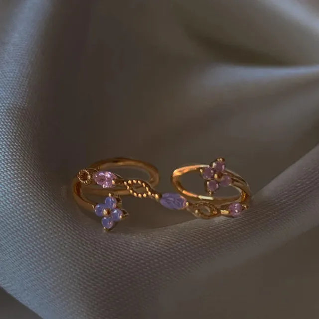 Bague réglable à double rang doré, fleurs violettes et zircons rose pastel