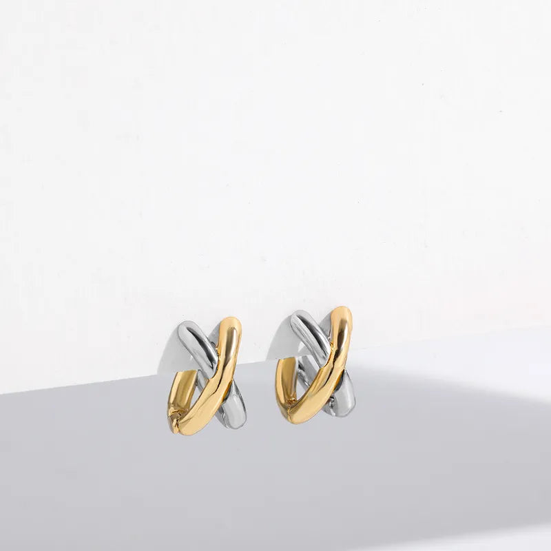 Boucles d’oreilles croisées en « X » bicolores, doré et argenté, vue de face