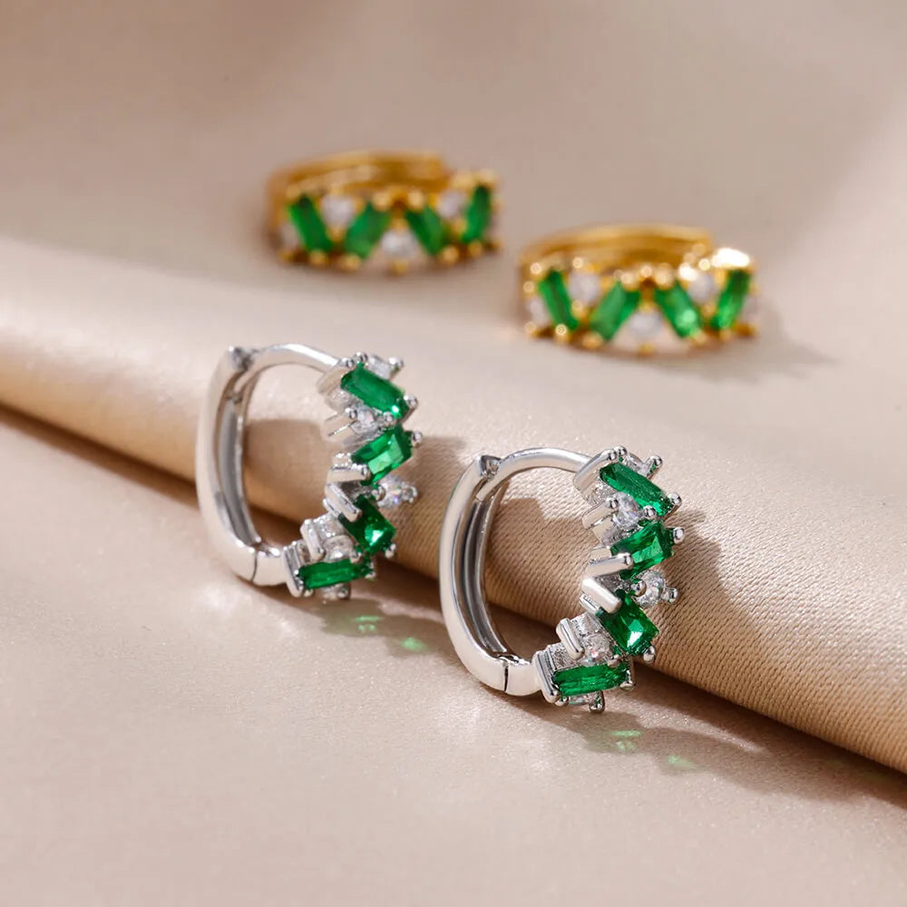 Créoles huggies argentées serties de pierres baguette vert émeraude et strass, détail