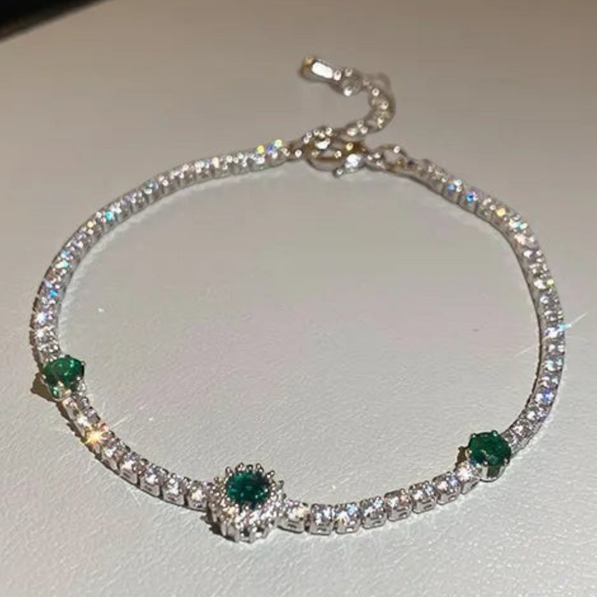 Bracelet rivière en acier inoxydable, zircons blancs, deux zircons verts émeraude