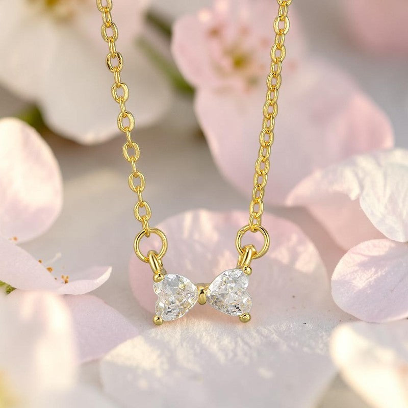 Collier doré à pendentif nœud papillon en zircons, chaîne à maillons et fermoir