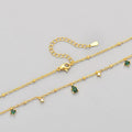 Collier doré à chaîne, zircons verts émeraude et fermoir ovale