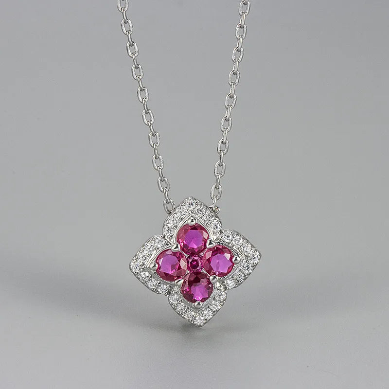 Collier avec pendentif trèfle carré en zirconiums rose framboise sur chaîne