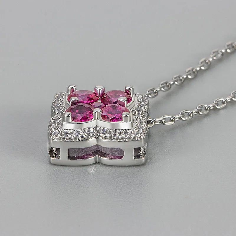 Pendentif trèfle floral en zirconiums framboise, vue de côté sur chaîne argentée