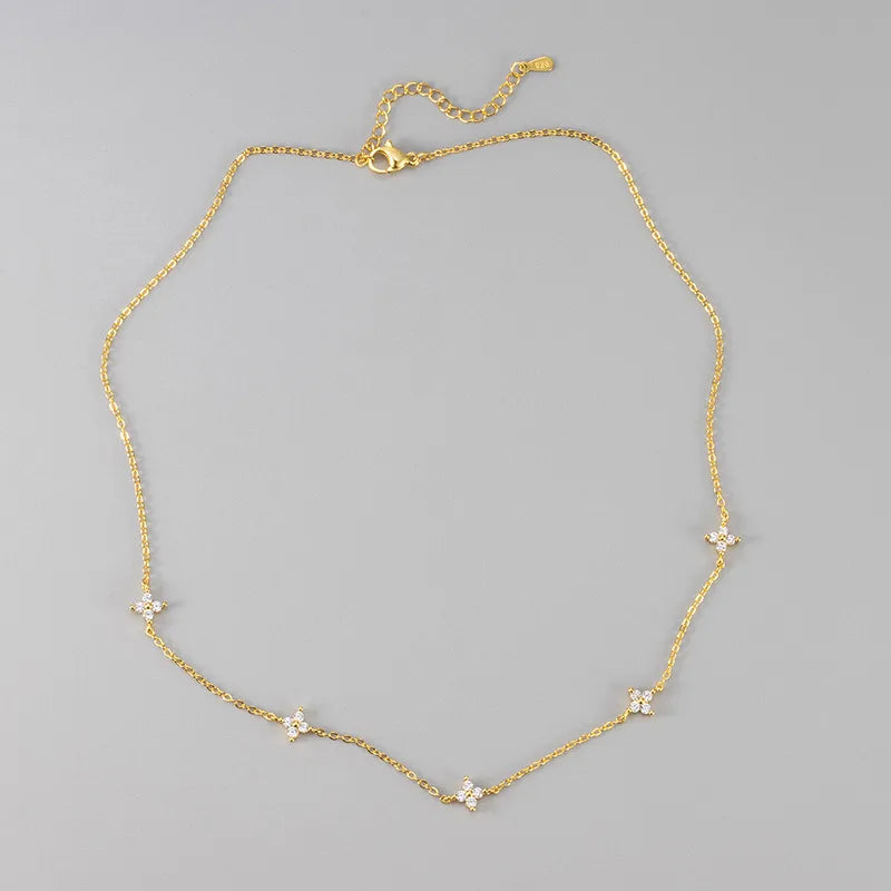 Collier semis de trèfles doré, chaîne fine, breloques trèfle serties de zircons scintillants