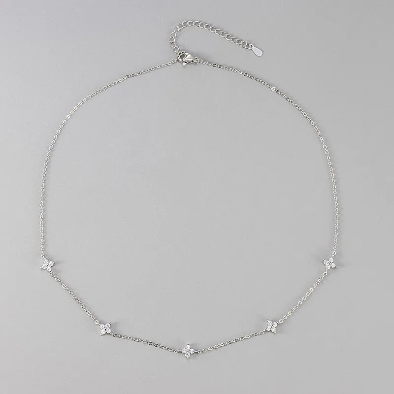 Collier semis de trèfles, chaîne fine argentée 925, breloques trèfle serties de zircons