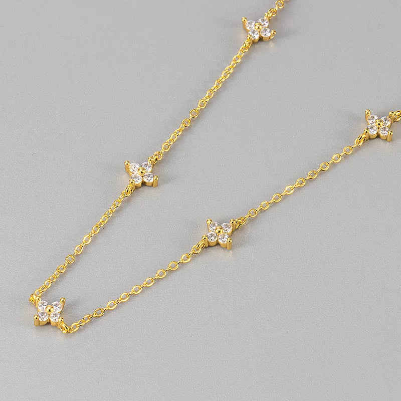 Collier semis de trèfles doré, breloques trèfle avec zircons, chaîne à maillons fins