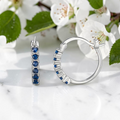 Créoles argent 925 à pavage de zircons bleu saphir, anneau ouvert