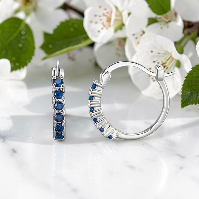 Créoles argent 925 à pavage de zircons bleu saphir, anneau ouvert