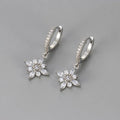 Créoles pendantes fleurs en argent : anneaux pavés de zircons et pendentif floral