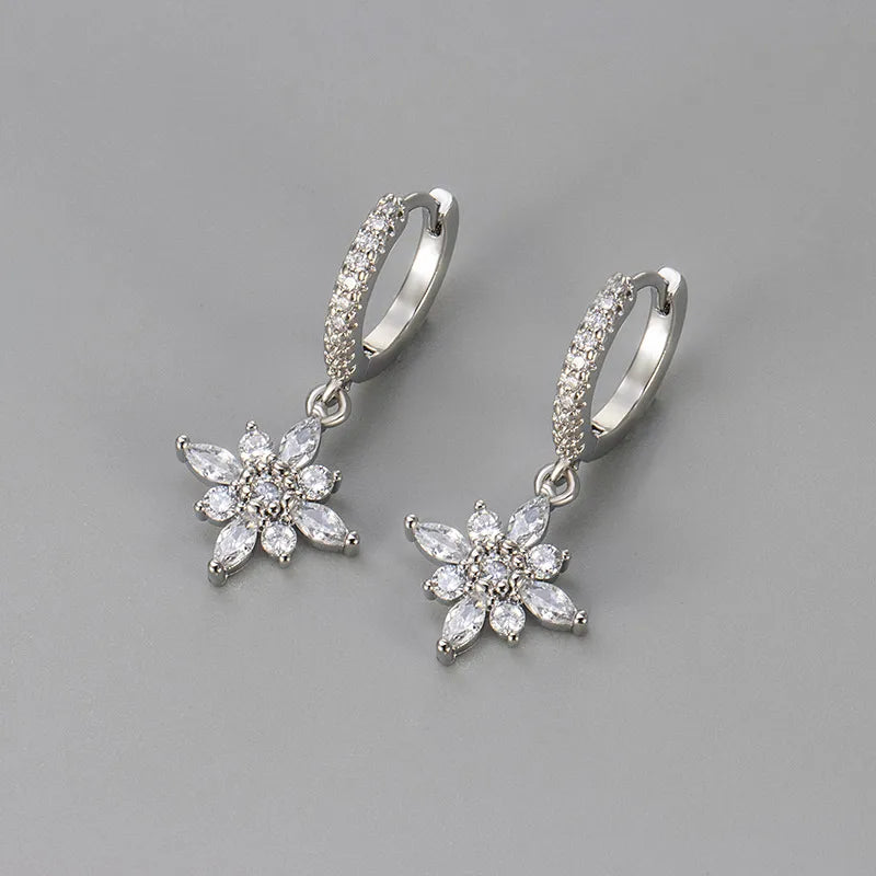 Créoles pendantes fleurs en argent : anneaux pavés de zircons et pendentif floral