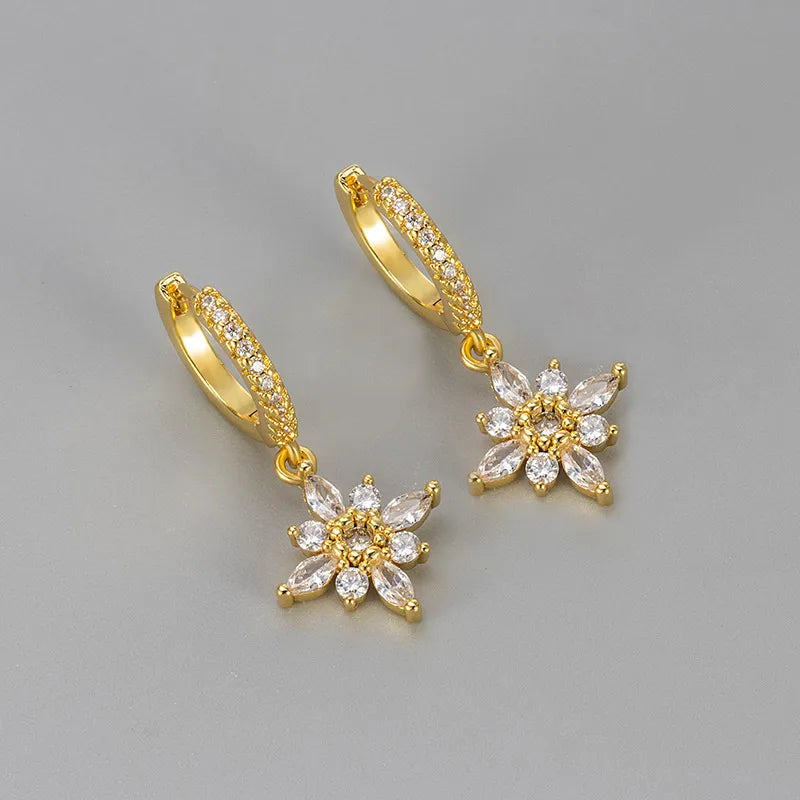 Créoles pendantes fleurs dorées : anneaux pavés de zircons et pendentif floral