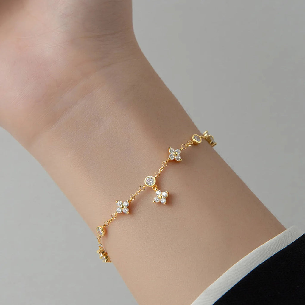 Bracelet doré fin avec fleurs et zircons brillants, fermoir à boucle