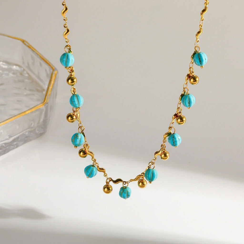 Collier plaqué or à chaîne fine, pampilles turquoise en alignement régulier