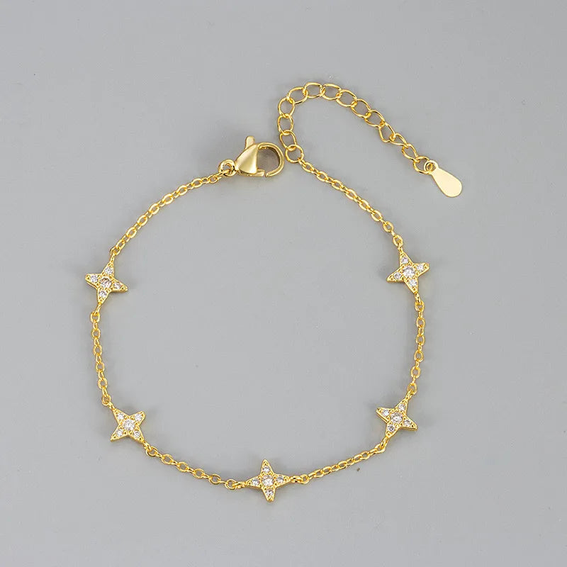 Bracelet doré à chaîne fine avec étoiles claires serties de zircons, fermoir et anneau réglage.