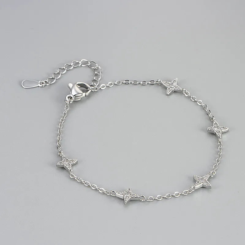Bracelet argent à chaîne fine, étoiles serties de zircons, fermoir mousqueton.