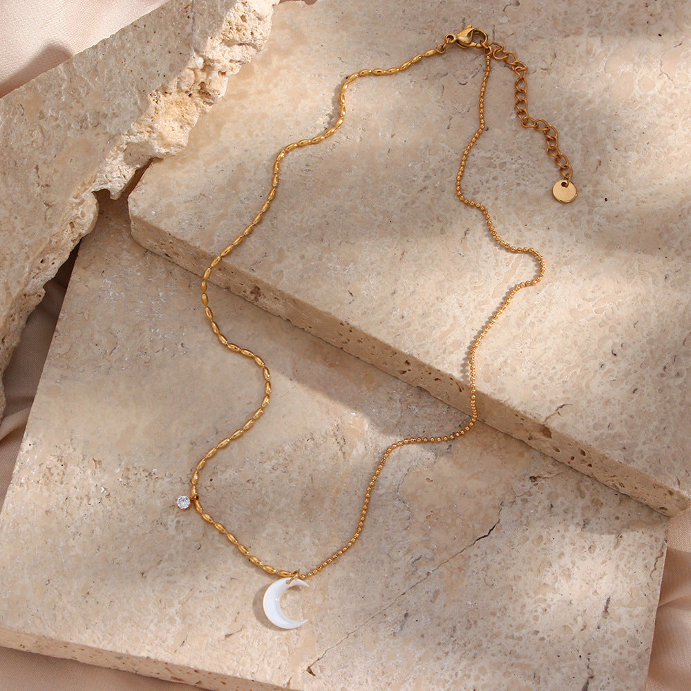 Collier plaqué or en chaîne avec pendentif lune nacrée blanche
