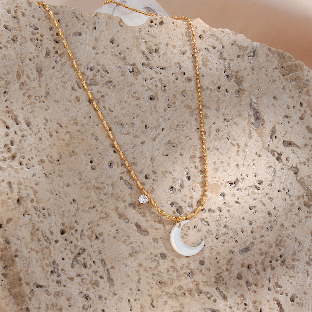 Collier plaqué or à chaîne à maillons avec pendentif lune nacrée blanche