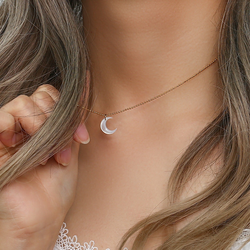 Collier plaqué or à chaîne fine avec pendentif lune nacrée blanche