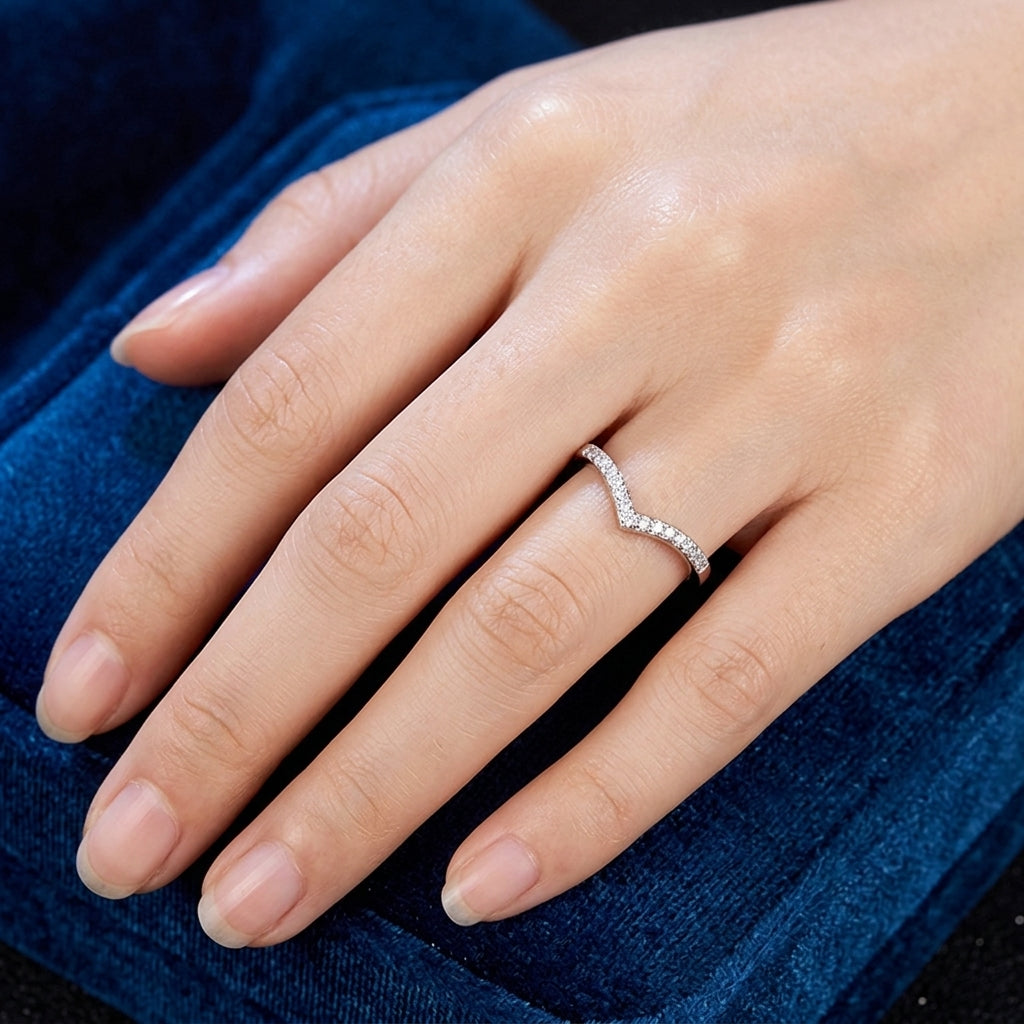 Bague diadème en argent 925, motif V chevron pavé, sertie de pierres brillantes.