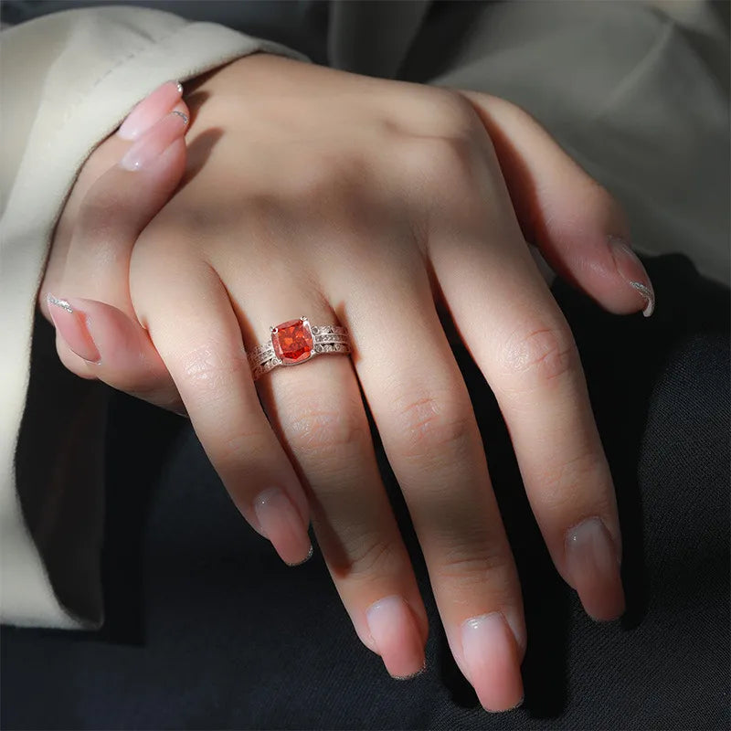 Bague ajustable en acier inoxydable argentée, pierre carrée rouge corail.