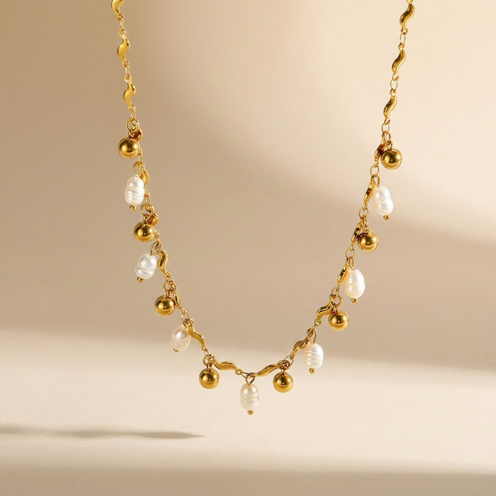 Collier doré plaqué or à perles d’eau douce blanches et pampilles pendantes sur chaîne